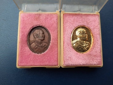 เหรียญ ร.5 จปร. ทองแดงรมดำกับกะไหล่ทอง ในกล่องเดิม รวม 2 เหรียญ