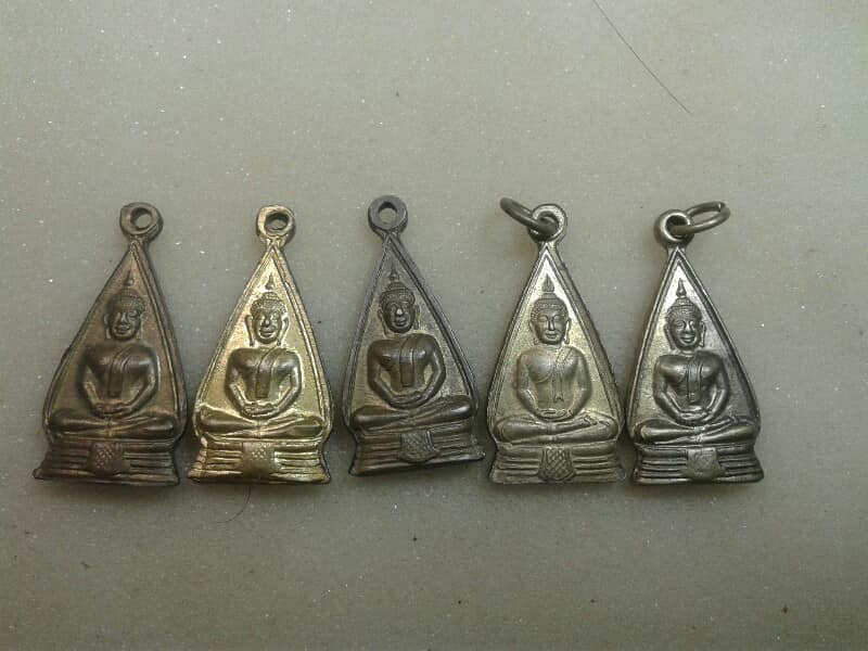 เหรียญหลวงพ่อโสธร ๕ องค์ เนื้อกะไหล่ทอง    เคาะเดียวครับ