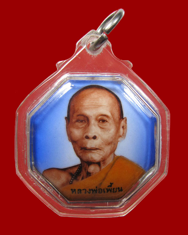 ล็อกเก็ต 8 เหลี่ยมฝังตะกรุดทองคำ เกศา พลอยเสกและเม็ดพุทธคุณ หลวงพ่อเพี๊ยน รุ่น เพี้ยนมั่งมี ปี 2550