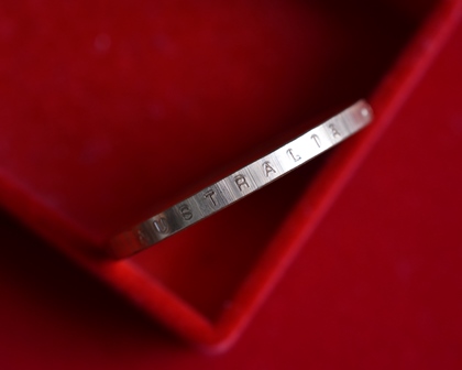 พระแก้วมรกต รุ่นเฉลิมพระเกียรติ  เนื้อทองแดงนอกขัดเงา 3 มิติ ผลิตโดย เพิร์ธมิ้นท์ ออสเตรเลีย 