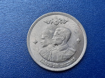 เหรียญ 1 บาท ร.9 เสด็จนิวัติพระนคร ปี 2504 มีรอยจาร สวยๆ