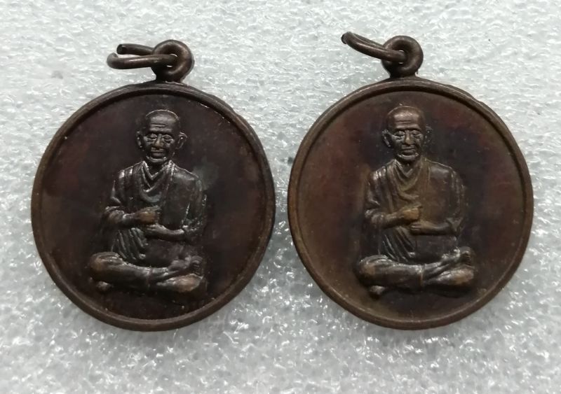 เหรียญสมเด็จโตชาตะกาล200ปีปี31สวยๆ2เหรียญครับ