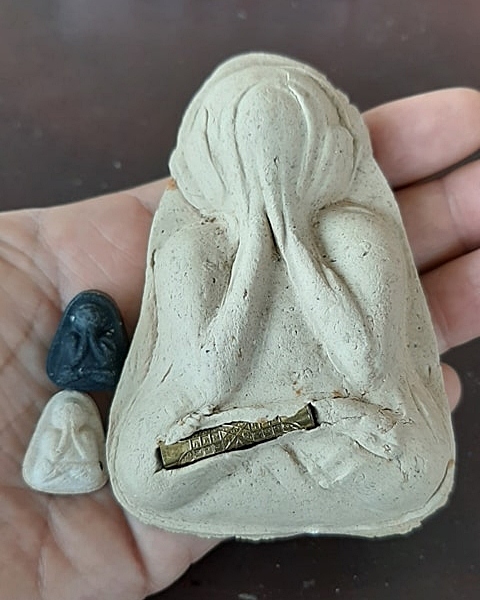 พระปิดตาจัมโบ้เนื้อผง ตะกรุดฝาบาตร หลังจารย์เปียก หลวงปู่เกลี้ยง วัดเนินสุทธาวาส ชลบุรี (ชุด3องค์)