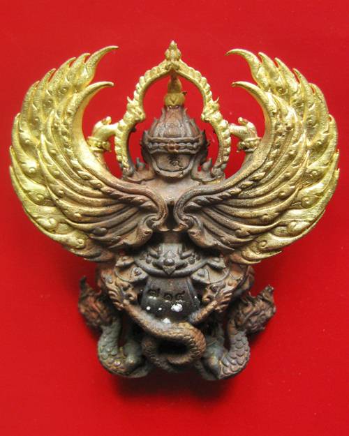 พญาครุฑหยุดนาค รุ่นรวยล้นฟ้า หลวงพ่อชม วัดโปรดสัตว์ จ.อยุธยา เนื้อชนวนหน้าทอง หมายเลข ๗๑๔ ขนาดสูง 4 