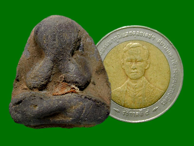 พระปิดตาเขาอ้อ ฝังจีวรควั่นพระอาจารย์ปาล (พิมพ์กรรมการ) เนื้อมหาว่านดำ........เคาะเดียวแดง        