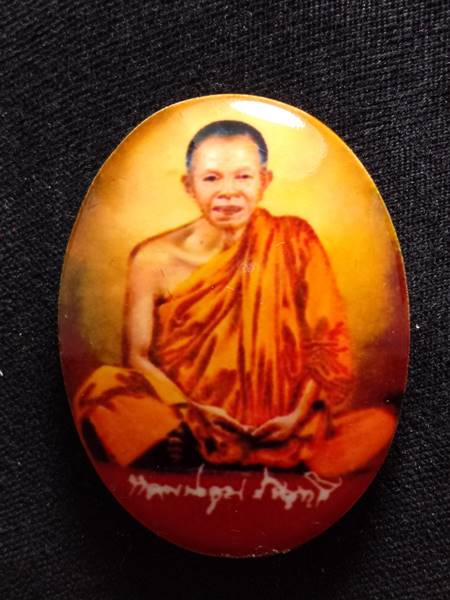 ล็อตเก็ตหลวงพ่อคูณ รุ่น คูณพันล้าน ออกวัดบ้านไร่ ปี 57 ฉากสีแดงหลังอุดผงพุทธคูณฝังตะกรุด 1 ดอก ติดจี