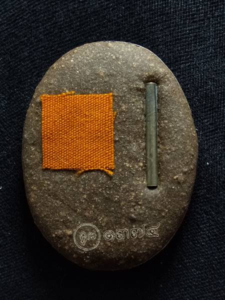 ล็อตเก็ตหลวงพ่อคูณ รุ่น คูณพันล้าน ออกวัดบ้านไร่ ปี 57 ฉากสีแดงหลังอุดผงพุทธคูณฝังตะกรุด 1 ดอก ติดจี