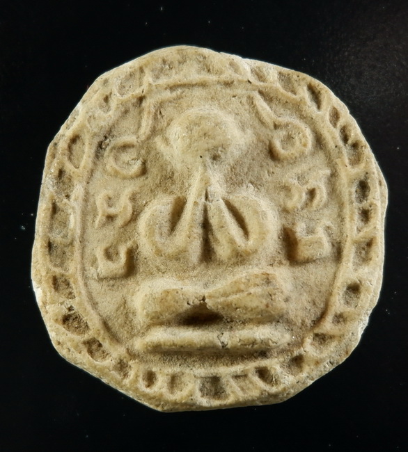 พระปิดตาเนื้อผงหลวงพ่อนวม วัดกลางท่าเรืออยุธยา จ.อยุธยา พิมพ์จันทร์ลอย สวยครับ