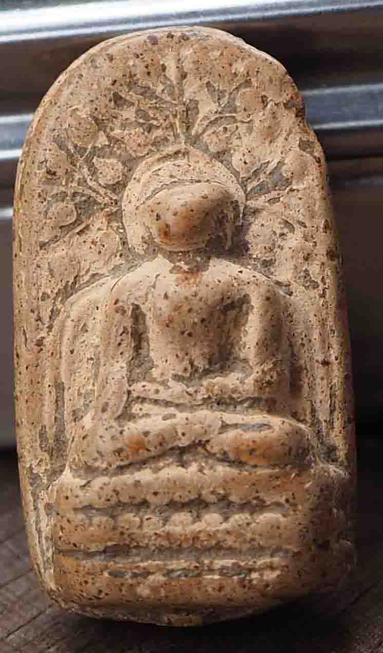 พระคงกรุเก่า ลำ่หนาหลังอูม ฟอร์มตรงสวย พระแท้ 1300 ปีเป็นอย่างน้อยหายากครับท่าน