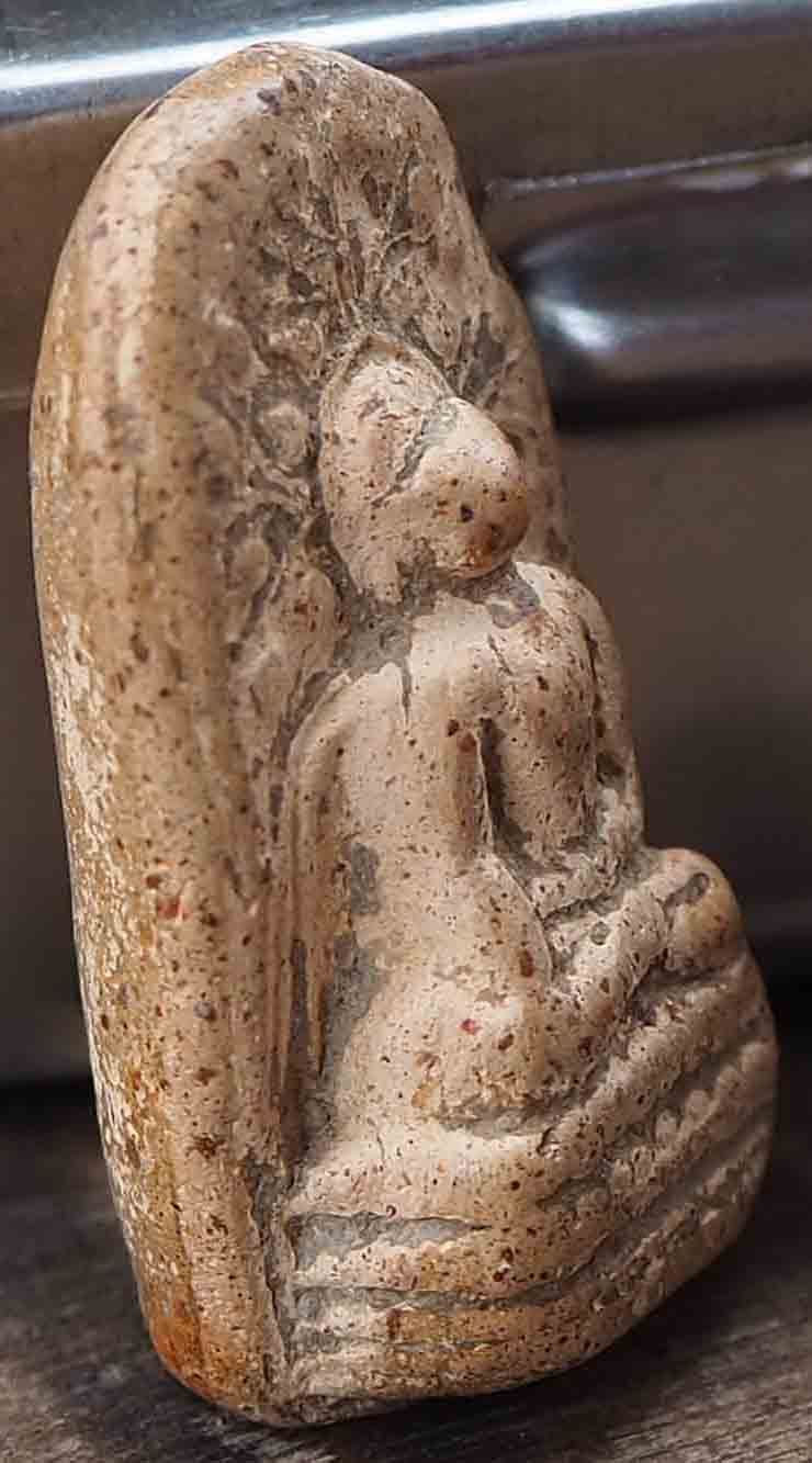 พระคงกรุเก่า ลำ่หนาหลังอูม ฟอร์มตรงสวย พระแท้ 1300 ปีเป็นอย่างน้อยหายากครับท่าน