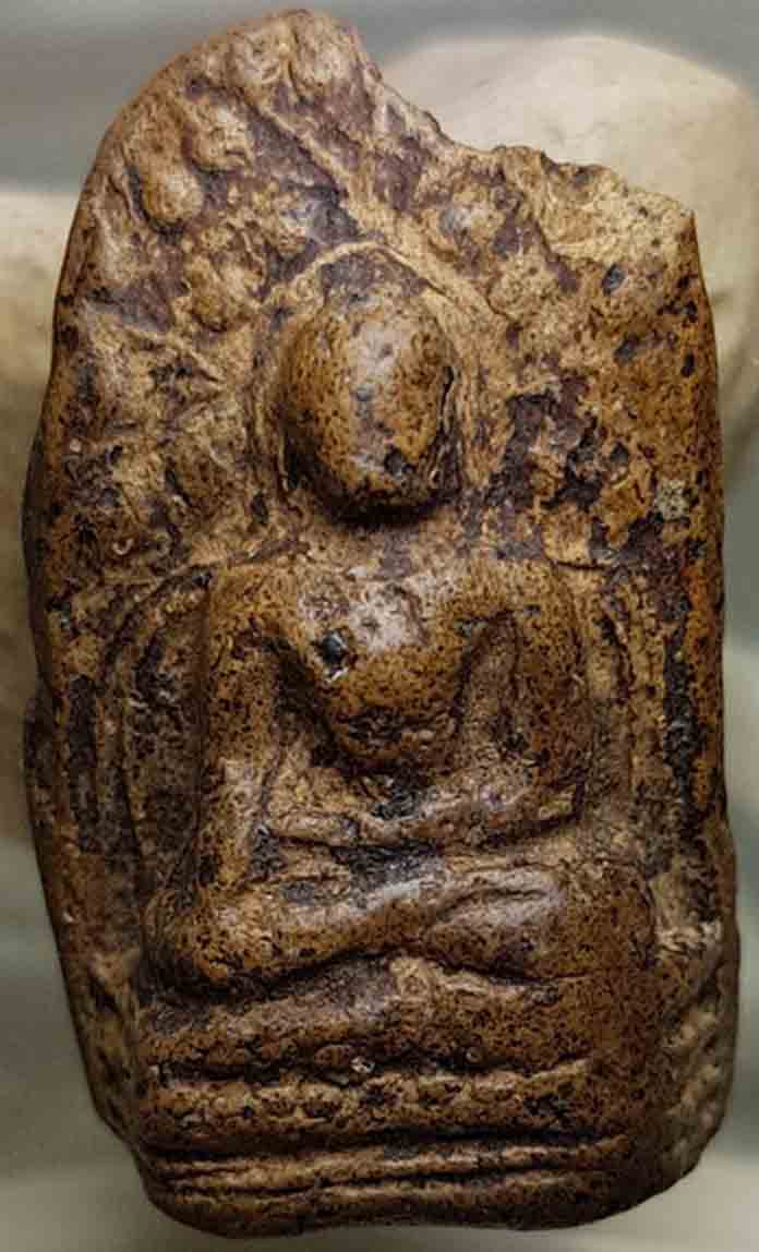 พระคงลำพูนกรุเก่า เขียวคราบเหลือง หายากครับ โพธิ์เด้ง พระล่ำหนา บิ่นเดิมจากกรุมุมบนพระครับท่าน