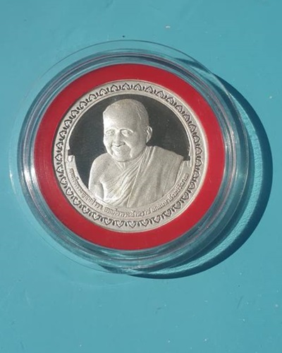 เหรียญสมเด็จพระญาณสังวร สมเด็จพระสังฆราช สกลมหาสังฆปรินายก ปี2539 เนื้อเงิน กล่องบเดิมๆ