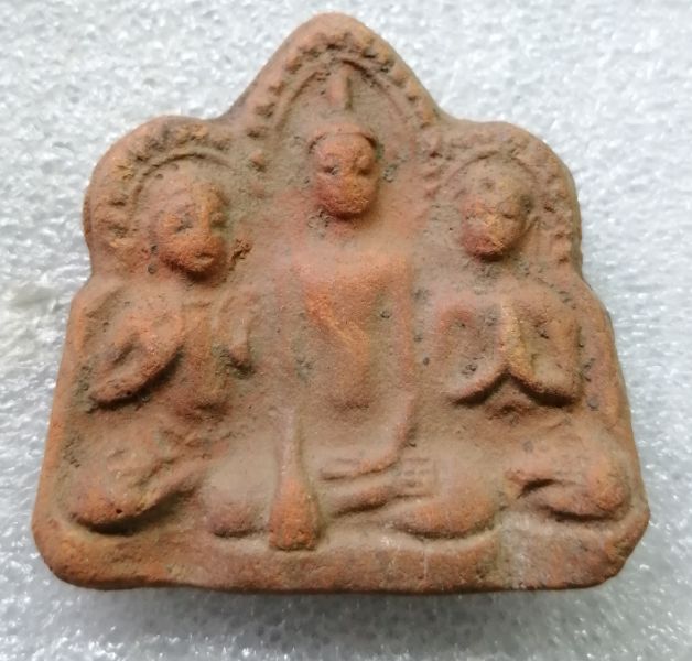 พระเนื้อดิน3องค์ลงกรุครับ