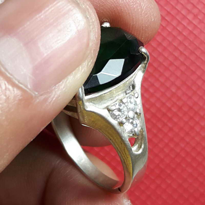 แหวนพลอยสีเขียวประดับเพชร ท้องวงเบอร์ 60