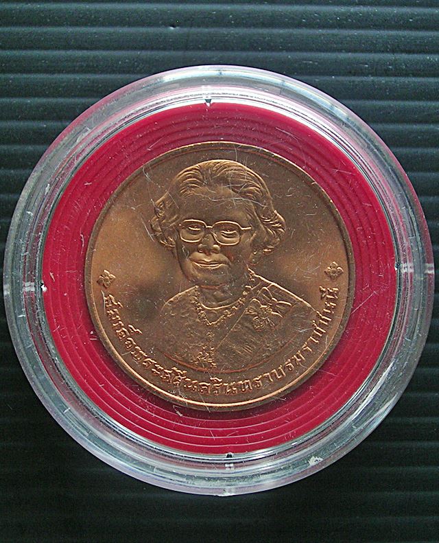เหรียญสมเด็จย่า อนุสรณ์การพระราชพิธีถวายพระเพลิงพระบรมศพ 10 มีนาคม 2539 สวยใหม่ พร้อมตลับเดิม