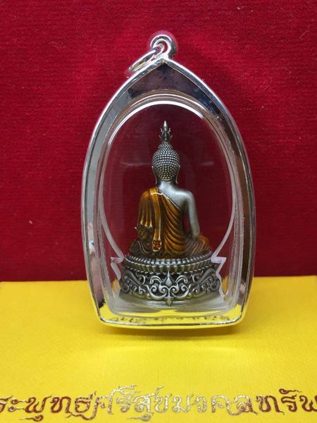 พระกริ่งพุทธศรีสุขมงคลทรัพย์ เนื้อไวน์บรอนซ์รมซาติน เลี่ยมเงิน วัดหอมศีล