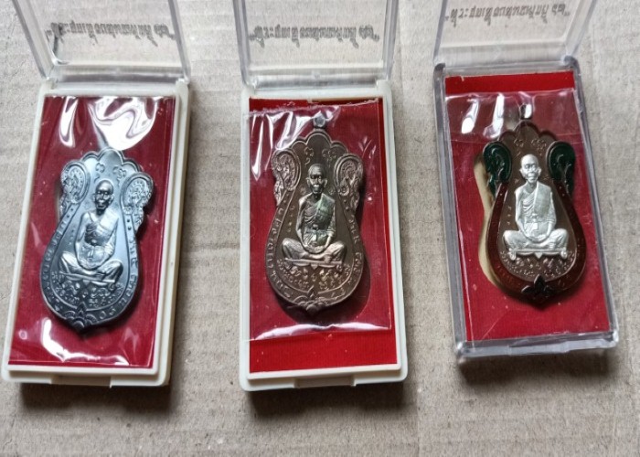 เหรียญเสมาที่ระฤกเลื่อนสมณศักดิ์ ปี47