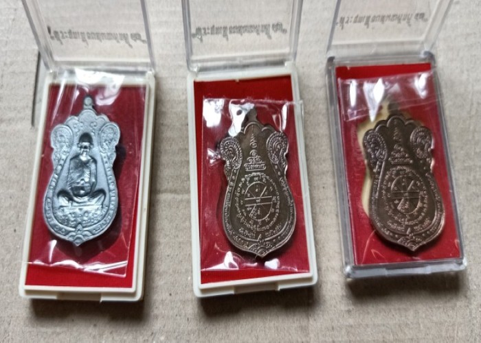 เหรียญเสมาที่ระฤกเลื่อนสมณศักดิ์ ปี47