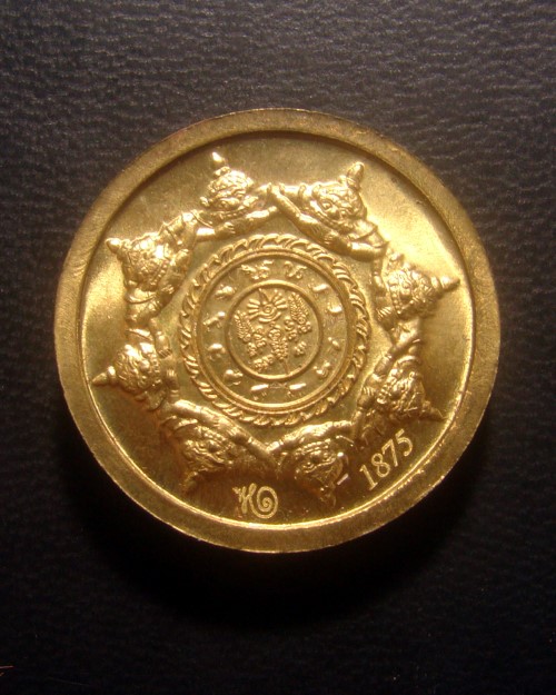 เหรียญพระปิดตาพังพะกาฬ รุ่นขุมทรัพย์ ปี 2549 เนื้อทองฝาบาตร ขนาด 2.7 cm. มีโค๊ด และหมายเลข 1875 ครับ