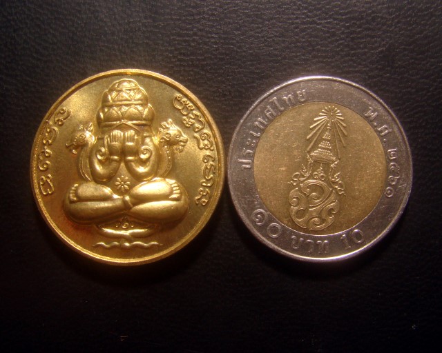 เหรียญพระปิดตาพังพะกาฬ รุ่นขุมทรัพย์ ปี 2549 เนื้อทองฝาบาตร ขนาด 2.7 cm. มีโค๊ด และหมายเลข 1875 ครับ