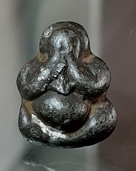 พระปิดตาหลังแบบ ชินตะกั่ว หลวงปู่เกลี้ยง วัดเนินสุทธาวาส ชลบุรี