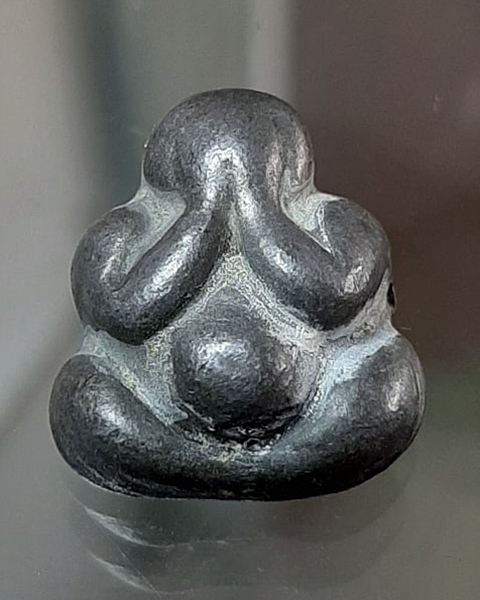 พระปิดตาหลังแบบ ชินตะกั่ว หลวงปู่เกลี้ยง วัดเนินสุทธาวาส ชลบุรี/3