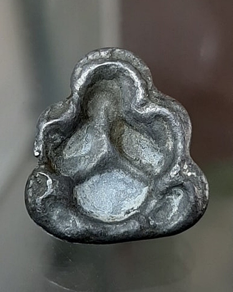 พระปิดตาหลังแบบ ชินตะกั่ว หลวงปู่เกลี้ยง วัดเนินสุทธาวาส ชลบุรี/3