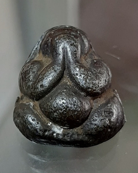 พระปิดตาหลังแบบ ชินตะกั่ว หลวงปู่เกลี้ยง วัดเนินสุทธาวาส ชลบุรี