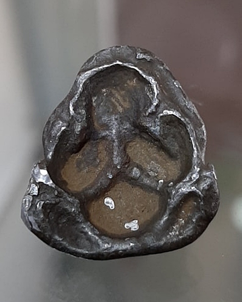 พระปิดตาหลังแบบ ชินตะกั่ว หลวงปู่เกลี้ยง วัดเนินสุทธาวาส ชลบุรี