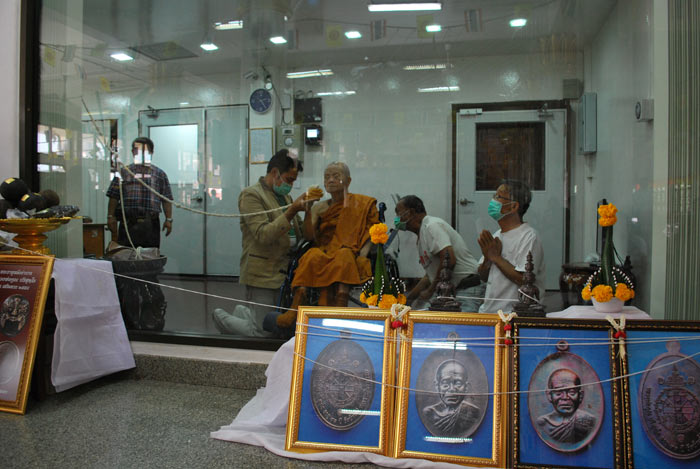 เลข ๔๔๔ เหรียญหลวงพ่อคูณ วัดบ้านไร่ รุ่น หน้าอรหันต์ (หน้าแก่) เนื้อรมมันปู เลขสุดยอดหายาก