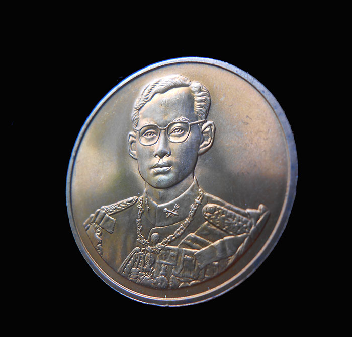 วัดใจ 129.- เหรียญฉลองสิริราชสมบัติครบ 50 ปี กาญจนาภิเษก และเหรียญอนุสรณ์พระราชพิธีพระบรมศพ พระศร