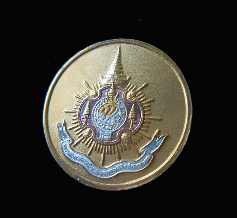 วัดใจ 129.- เหรียญ พระราชพิธีมหามงคลเฉลิมพระชนมพรรษา 6 รอบ ปี 2542 กะไหล่ทอง 3 กษัตริย์ สภาพสวย พ