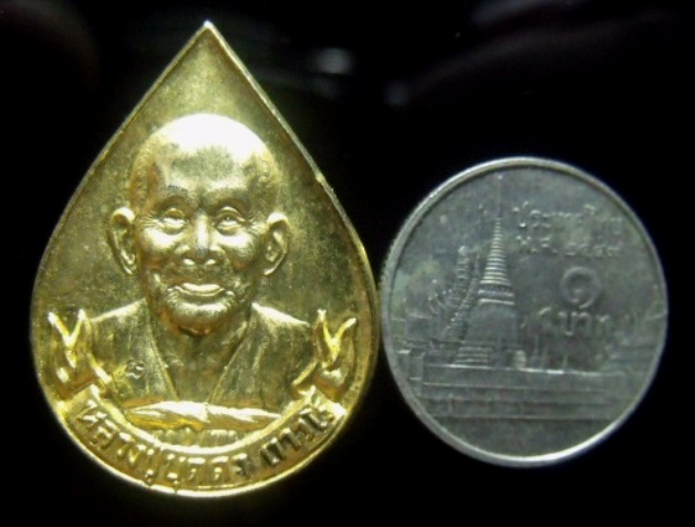 **วัดใจ**เหรียญหลวงปู่บุดดา ถาวโร วัดกลางชูศรี จ.สิงห์บุรี ปี ๒๕๓๔**หลังยันต์ กะไหล่ทอง ตอกโค้ด สวยๆ