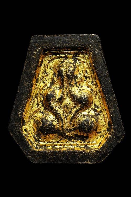 พระปิดตาหลวงปู่เฮี้ยง วัดป่าฯ พิมพ์หกเหลี่ยม หลังยันต์นะไตรภพโลก