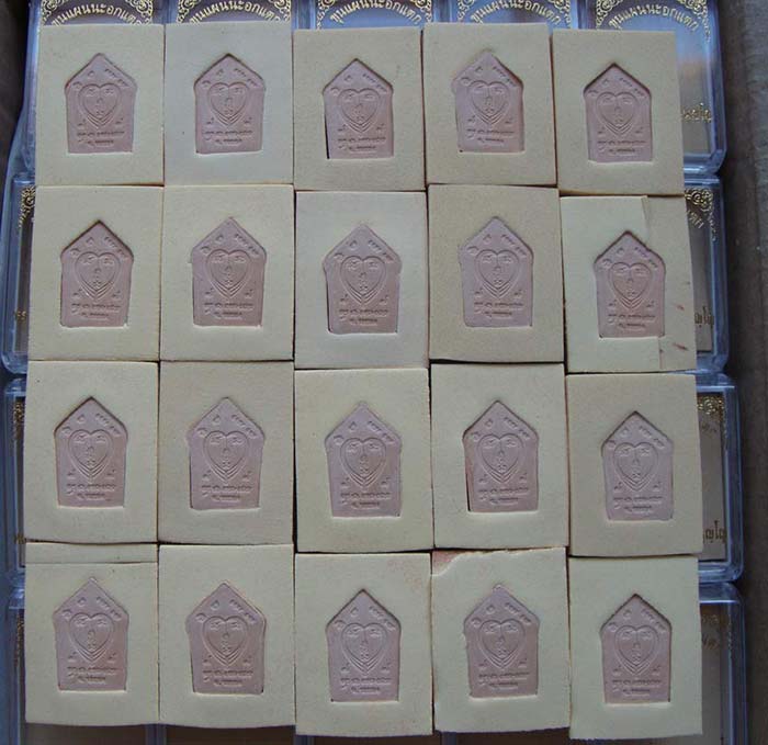 พระขุนแผนนะอกแตกเนื้อผงพรายกุมาร หลวงพ่อสาคร วัดหนองกรับ ยกลัง 100 องค์ 