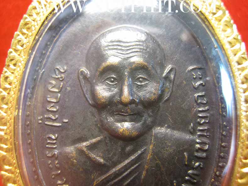 ลป.จันทร์เลี่ยมทองคำแท้พร้อมพระธาตุ(บุพโพธาตุ)หลวงปู่+บัตรรับรองพระแท้*182