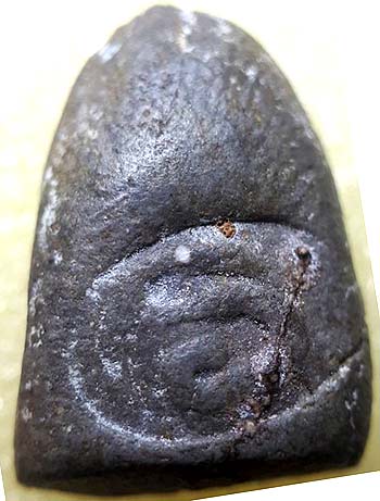 *พระกรุวัดท้ายตลาด พิมพ์หยดแป้งจิ๋วสมาธิข้างเส้น เนื้อใบลาน(3)*