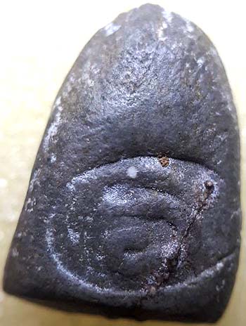 *พระกรุวัดท้ายตลาด พิมพ์หยดแป้งจิ๋วสมาธิข้างเส้น เนื้อใบลาน(3)*