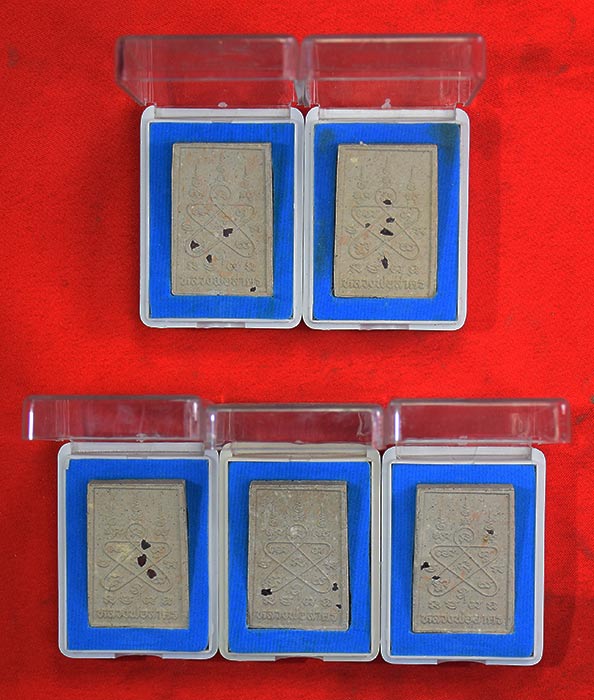 พระสมเด็จผงพรายกุมารหลังยันต์ห้าฝังพลอย 