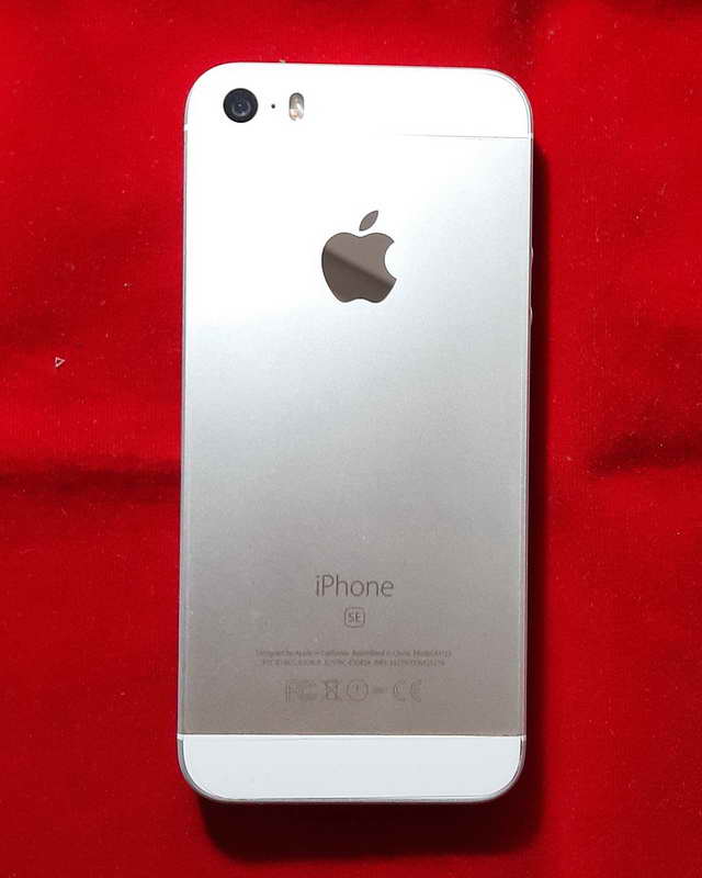 iphone se 64GB สภาพ90เปอร์เซ็นต์ อุปกรณ์แท้ครบชุดพร้อมกล่องเดิมๆ