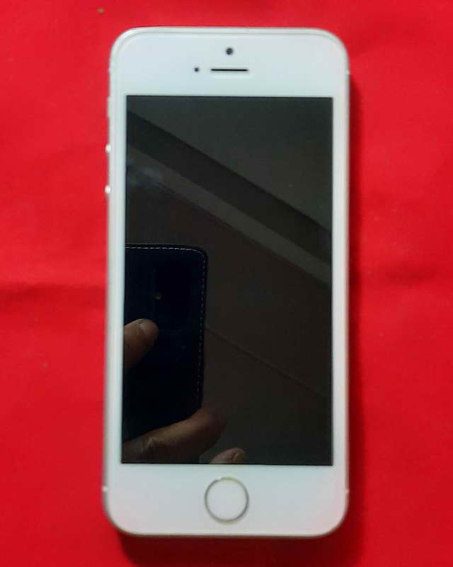 iphone se 64GB สภาพ90เปอร์เซ็นต์ อุปกรณ์แท้ครบชุดพร้อมกล่องเดิมๆ
