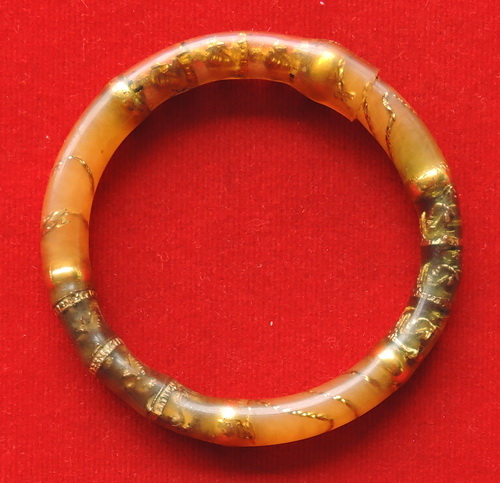 กำไลหลวงพ่อคูณ ปี36 มีรูปหล่อองค์เล็ก 9 องค์อยู่ข้างใน ของเก่าหายากเเล้วครับ