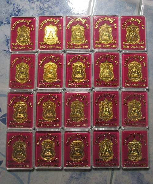 20เหรียญ++เหรียญรวยมหาเศรษฐี 94 หลวงพ่อรวย วัดตะโก ปี2558 กล่องเดิม  สภาพสวย 
