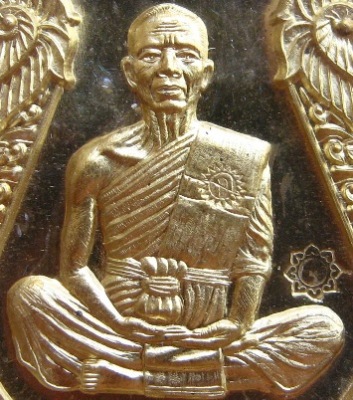 เหรียญเสมาไตรสรณะ หลวงพ่อคูณ ปี2557 เนื้อทองระฆัง(เจาะห่วง) หมายเลข1058พร้อมกล่องเดิม