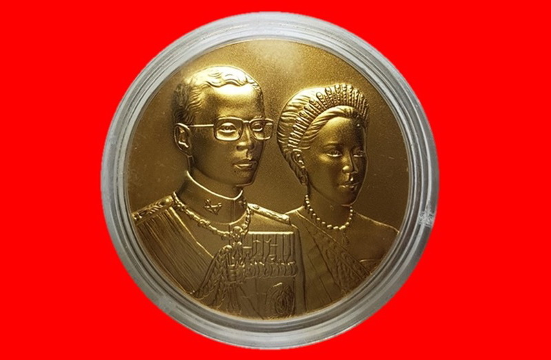 	เหรียญพระราชทาน เหรียญที่กลายเป็นตำนานไปแล้ว หายากครับท่าน เก็บสวยๆไปเลยครับ