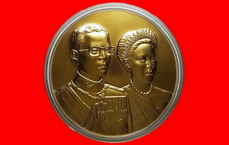 	เหรียญพระราชทาน เหรียญที่กลายเป็นตำนานไปแล้ว หายากครับท่าน เก็บสวยๆไปเลยครับ