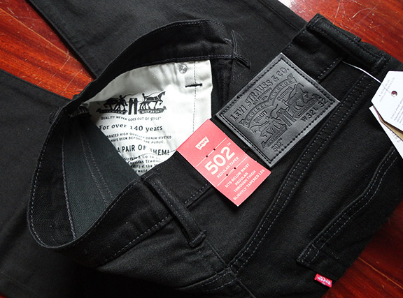 ยีนส์ LEVI'S 502 ของแท้ ของใหม่ สีดำ ป้ายห้อยอยู่ครบใหม่เอียมจากช็อป เอว 32 