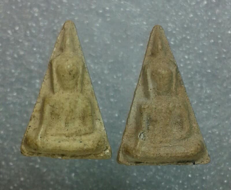 พระนางพญาเนื้อผง 2 องค์   ไม่ทราบวัดสร้าง   เคาะเดียวครับ     