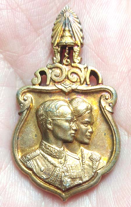 *เหรียญเสด็จฯเยือนสหรัฐอเมริกาและทวีปยุโรป ปี๒๕๐๓ พิมพ์เล็ก เนื้อเงินกะไหล่ทอง*