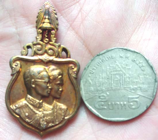 *เหรียญเสด็จฯเยือนสหรัฐอเมริกาและทวีปยุโรป ปี๒๕๐๓ พิมพ์เล็ก เนื้อเงินกะไหล่ทอง*